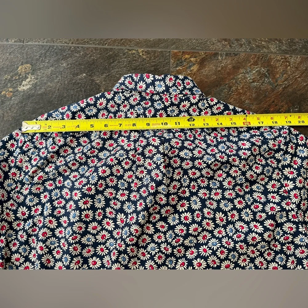 Men’s J.Crew blue floral from secret wash collection 100’s  2 ply yarns. Large